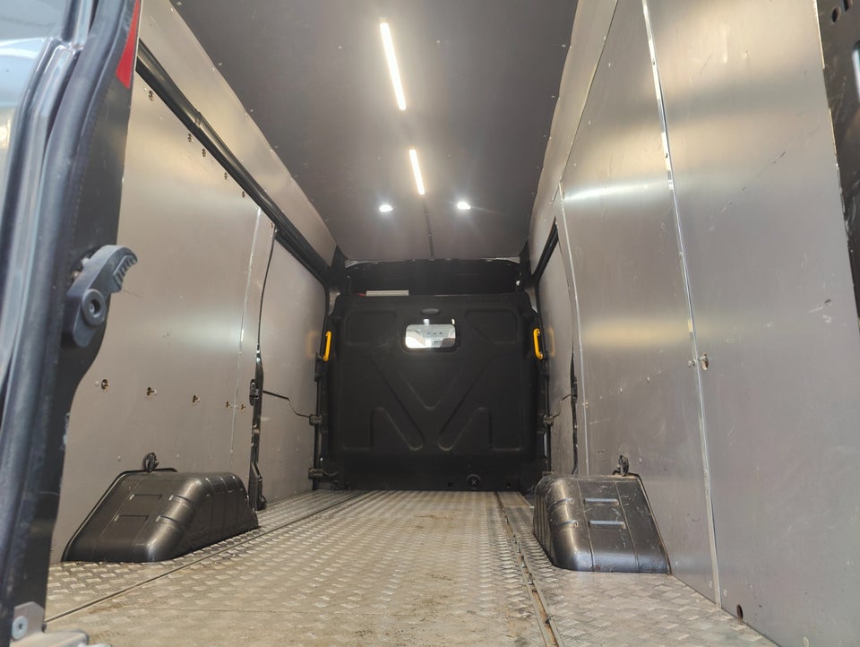 Ford Transit 470 L4 Van 2,0 TDCi 185 H3 RWD