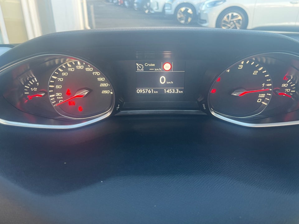 Peugeot 308 1,6 BlueHDi 120 Allure Sky 5d