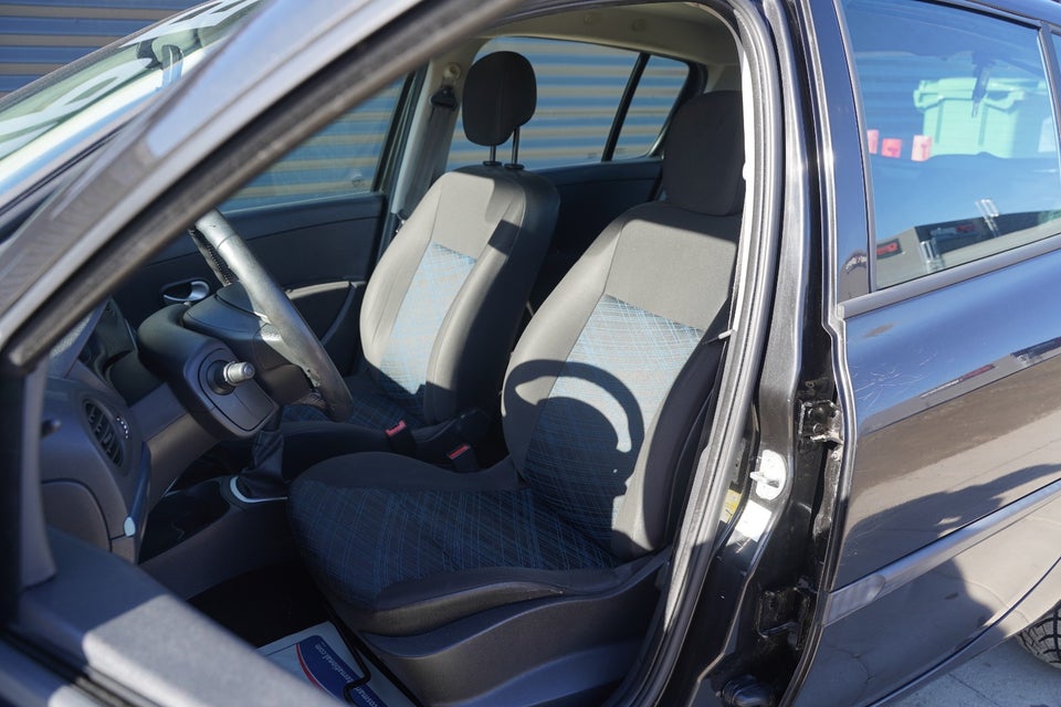 Renault Clio III 1,2 16V Authentique 5d