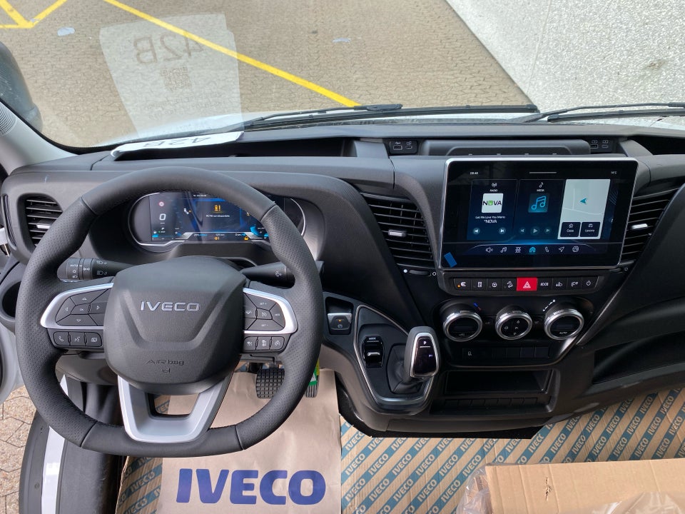 Iveco Daily 3,0 35S18 4100mm Box m/lift AG8