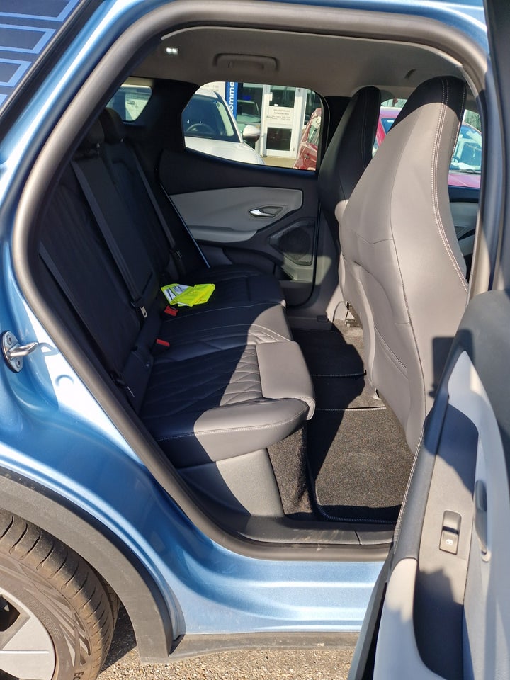 Ford Explorer 84 Premium Extended Range AWD 5d