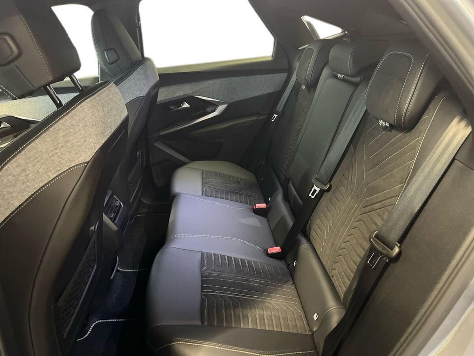 Peugeot e-3008 77 GT 5d
