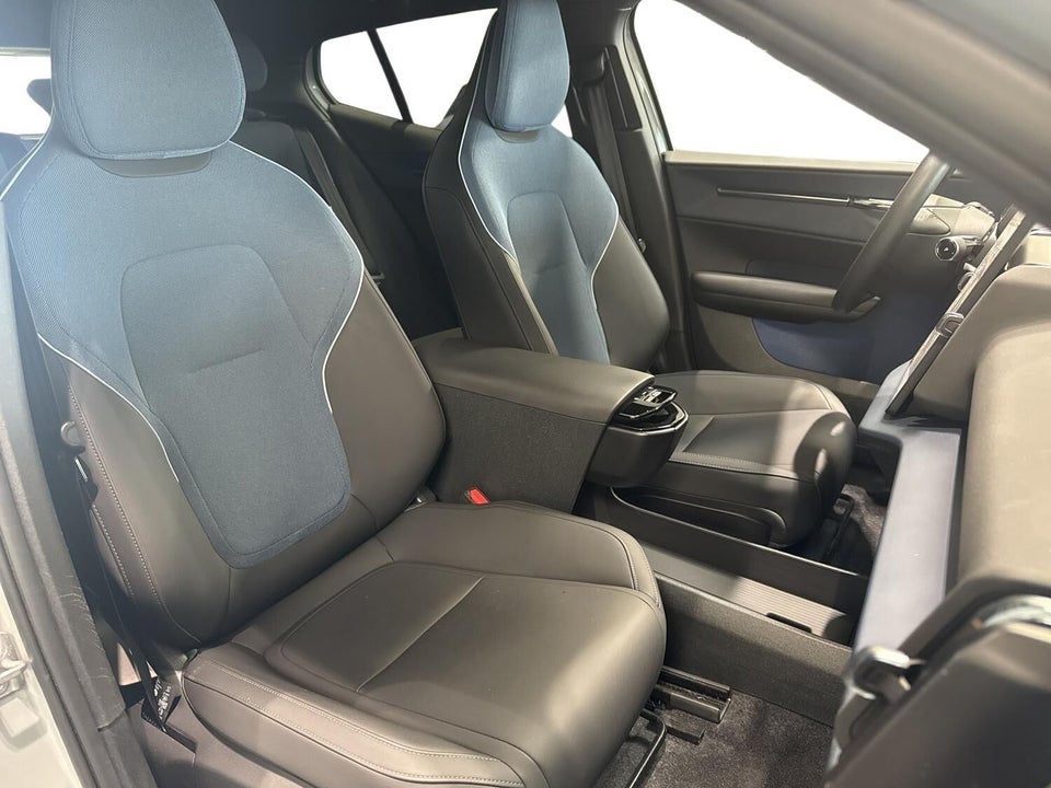 Volvo EX30 Extended Range Plus 5d