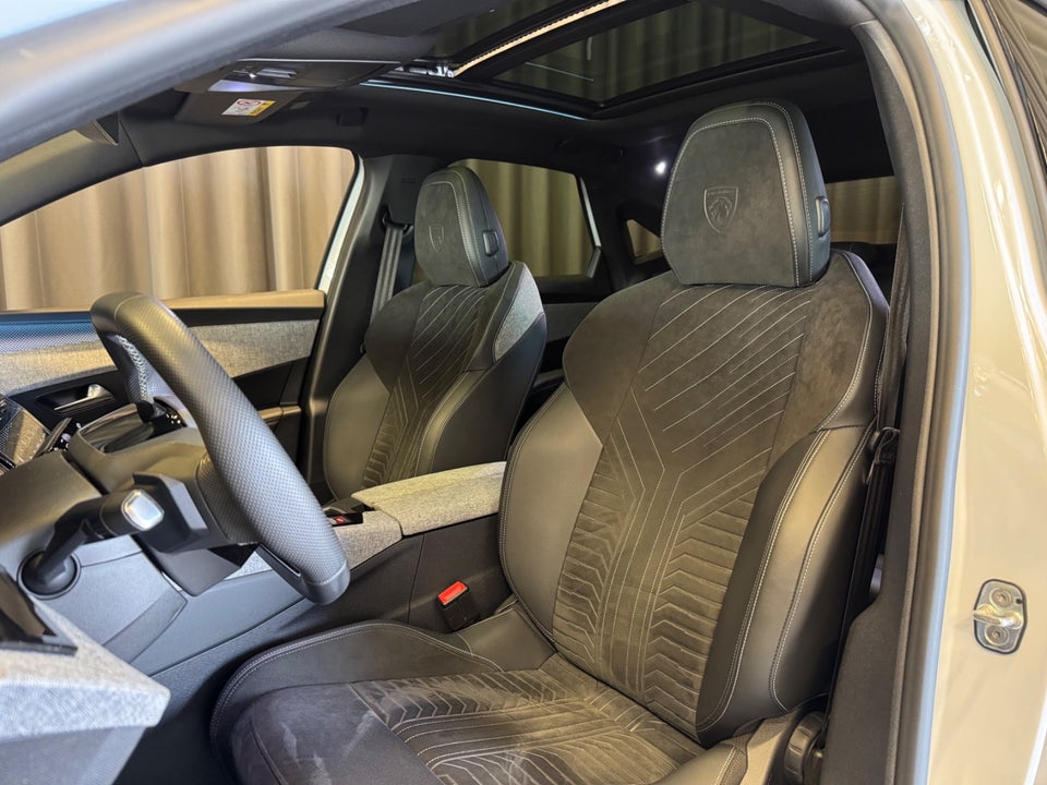 Peugeot e-3008 77 GT 5d