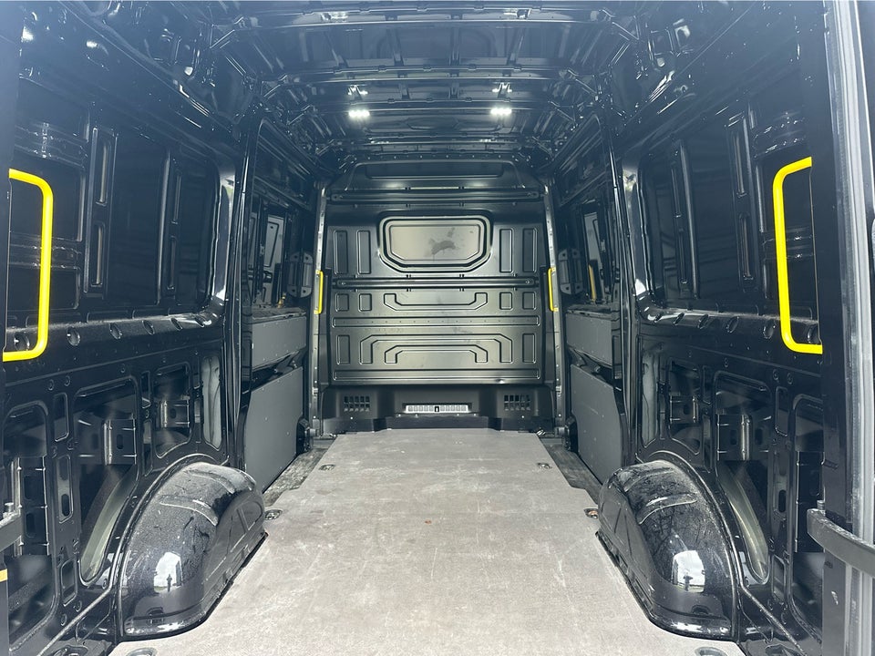 VW Crafter 35 2,0 TDi 177 Kassevogn L3H3 aut.