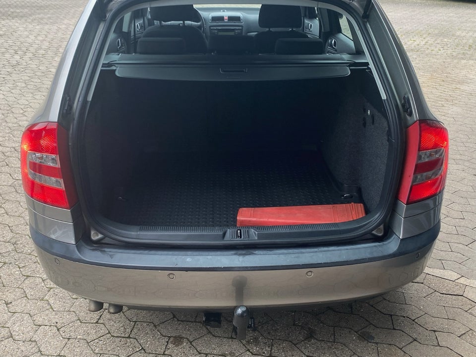 Skoda Octavia 2,0 TDi Elegance Combi 5d