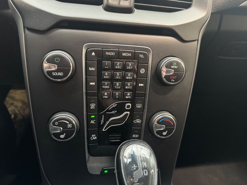 Volvo V40 CC 1,5 T3 152 Momentum aut. 5d