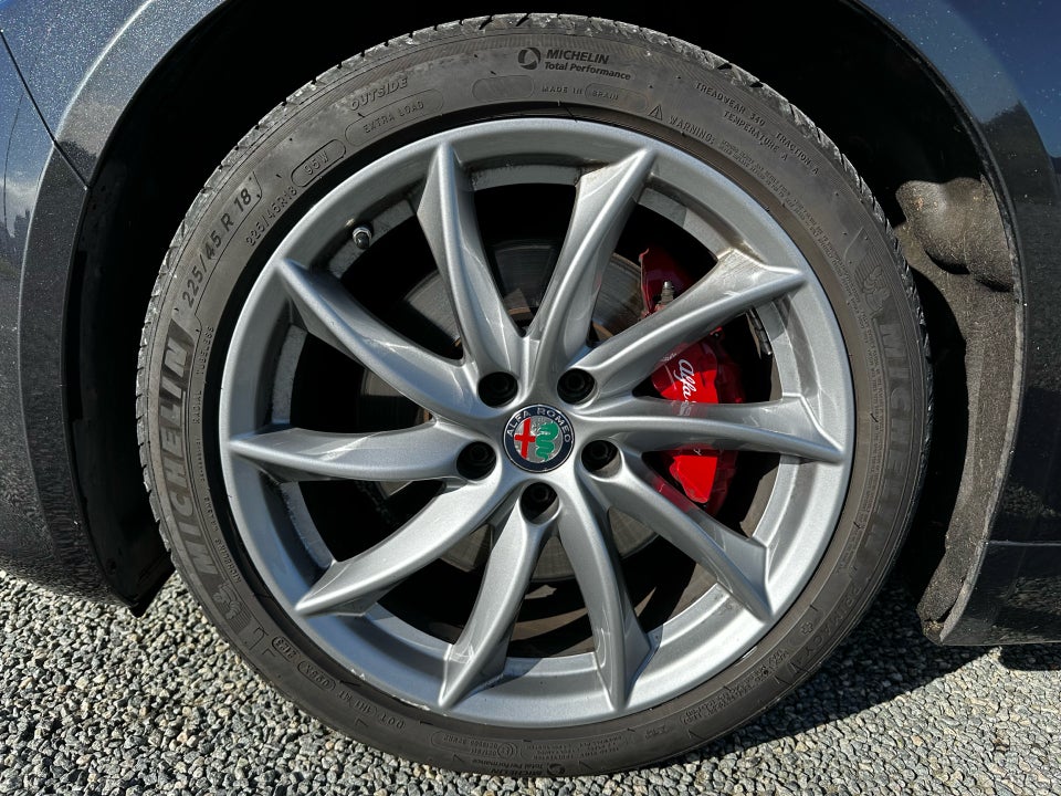 Alfa Romeo Giulia 2,0 T 280 Veloce aut. Q4 4d