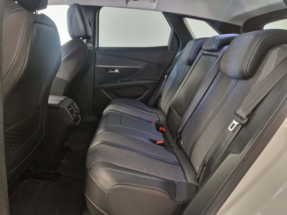 Peugeot 3008 1,6 Hybrid First Selection EAT8 5d