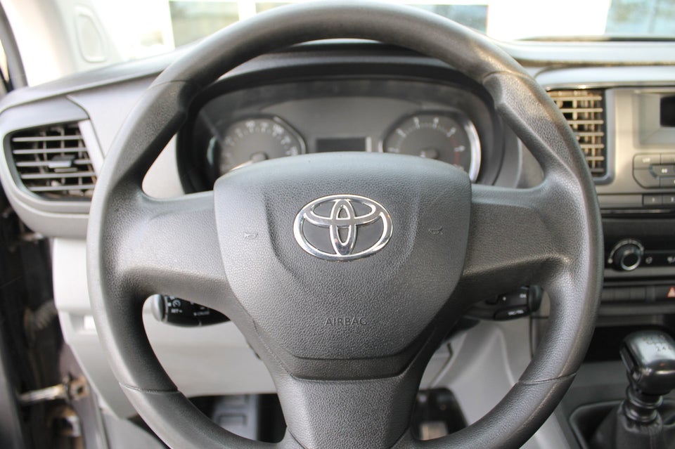 Toyota ProAce 2,0 D 120 Medium Base++ Chassis 2d