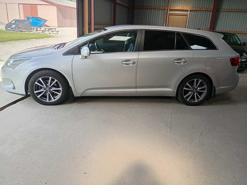 Toyota Avensis 2,0 D-4D T2 Premium stc. 5d