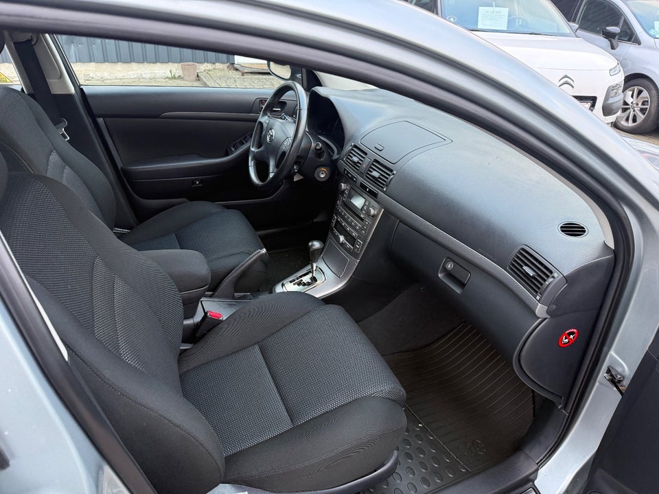 Toyota Avensis 2,4 Sol aut. 5d