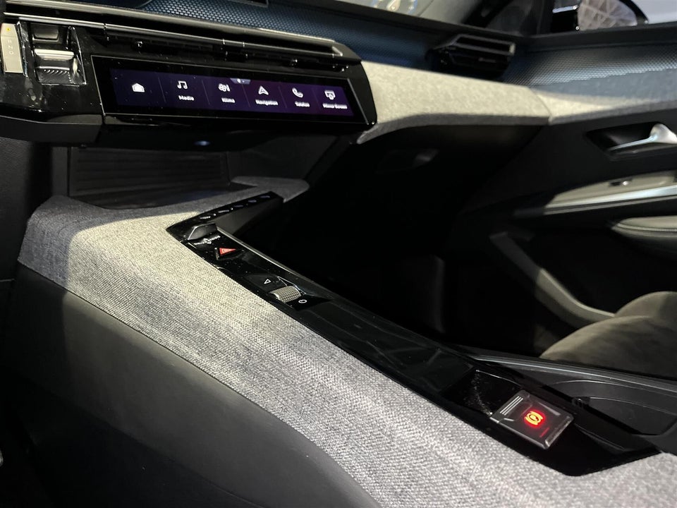 Peugeot e-3008 77 GT Pack 5d