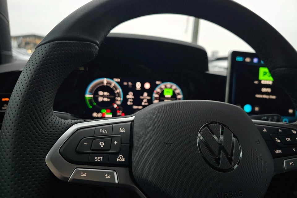 VW Golf VIII 1,5 GTE DSG 5d