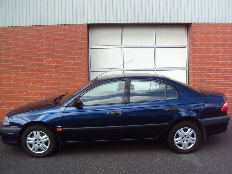 Toyota Avensis 1,8 VVT-i Natura 4d