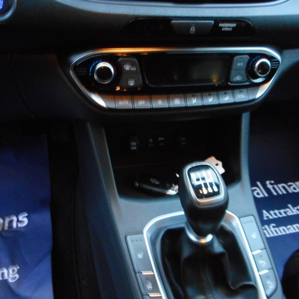 Hyundai i30 1,6 CRDi 110 Premium stc. 5d