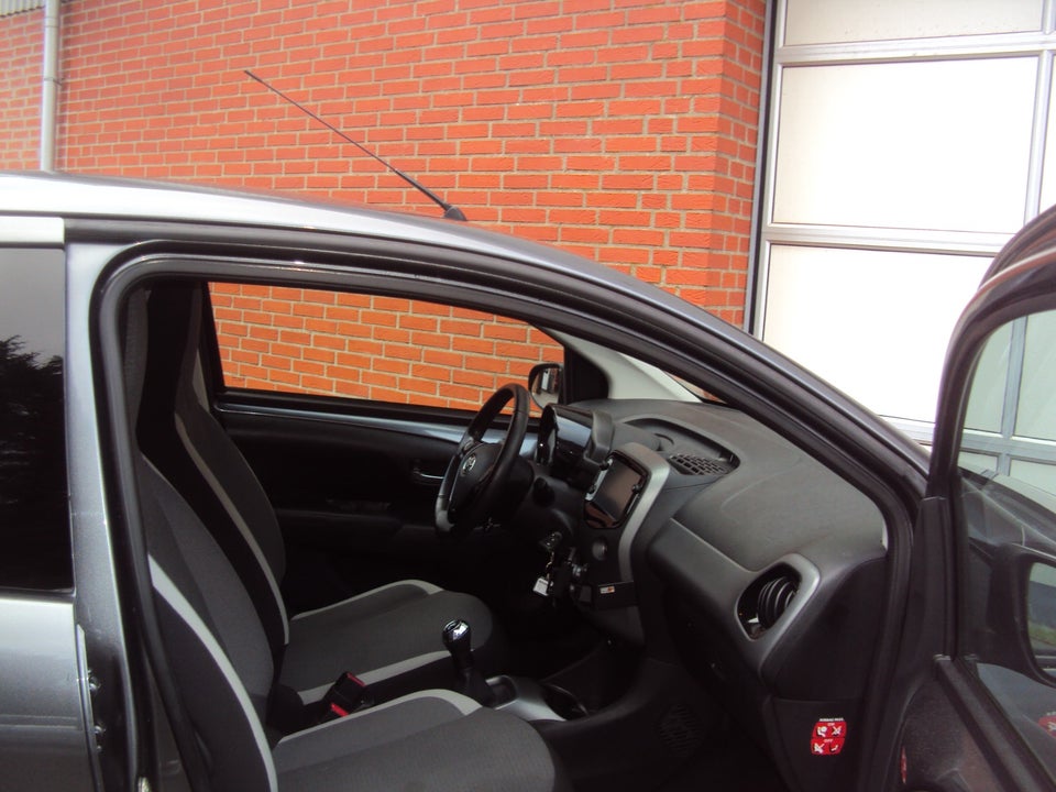 Toyota Aygo 1,0 VVT-i x-press 5d