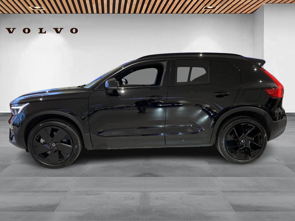 Volvo EX40 Standard Range Black Edition 5d