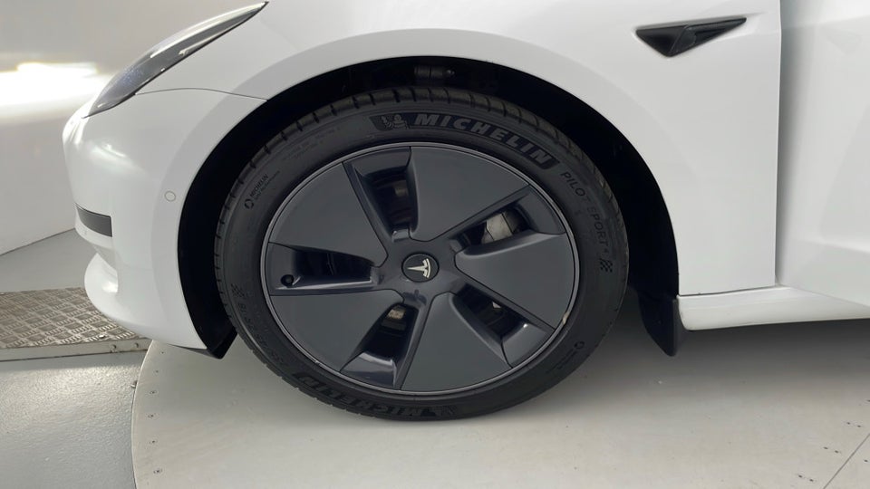 Tesla Model 3 Standard Range+ RWD 4d