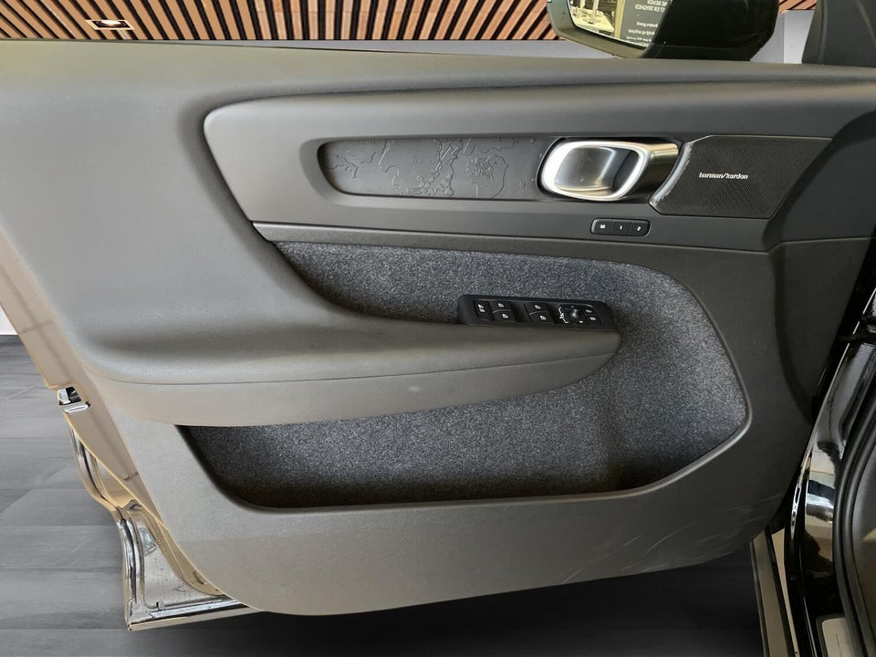 Volvo EX40 Extended Range Black Edition 5d