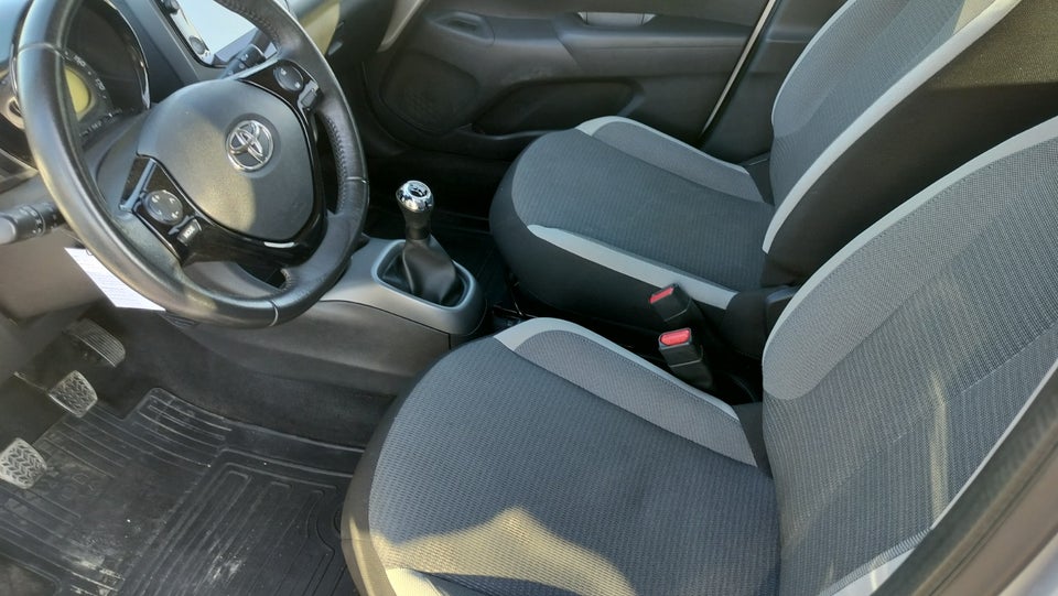 Toyota Aygo 1,0 VVT-i x-press 5d