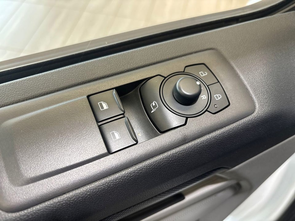 Ford E-Transit Custom 320L 64 Trend