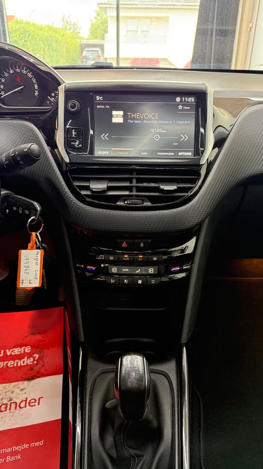 Peugeot 2008 1,2 e-THP 110 Allure Sky 5d