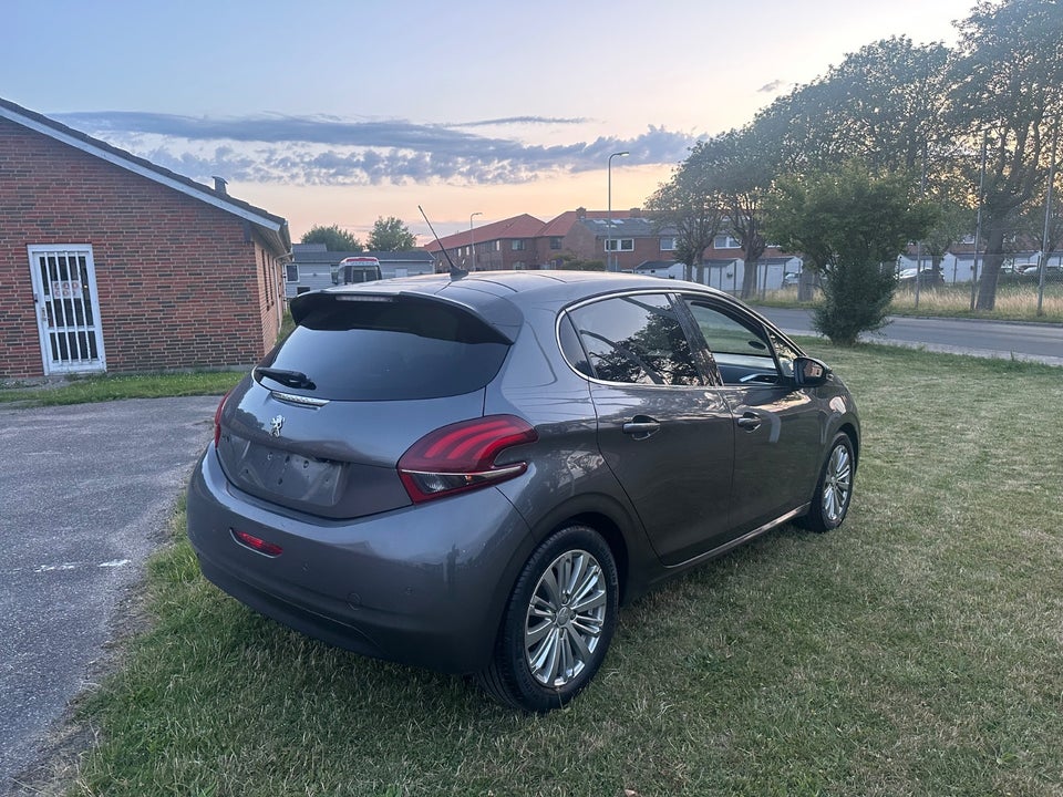 Peugeot 208 1,2 PureTech 82 Allure Sky 5d