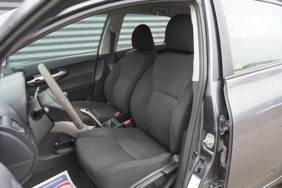 Toyota Auris 1,6 Terra 5d