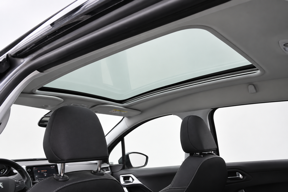 Peugeot 2008 1,2 e-THP 110 Allure Sky 5d