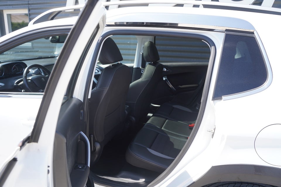 Peugeot 2008 1,2 e-THP 110 Selection Sky 5d