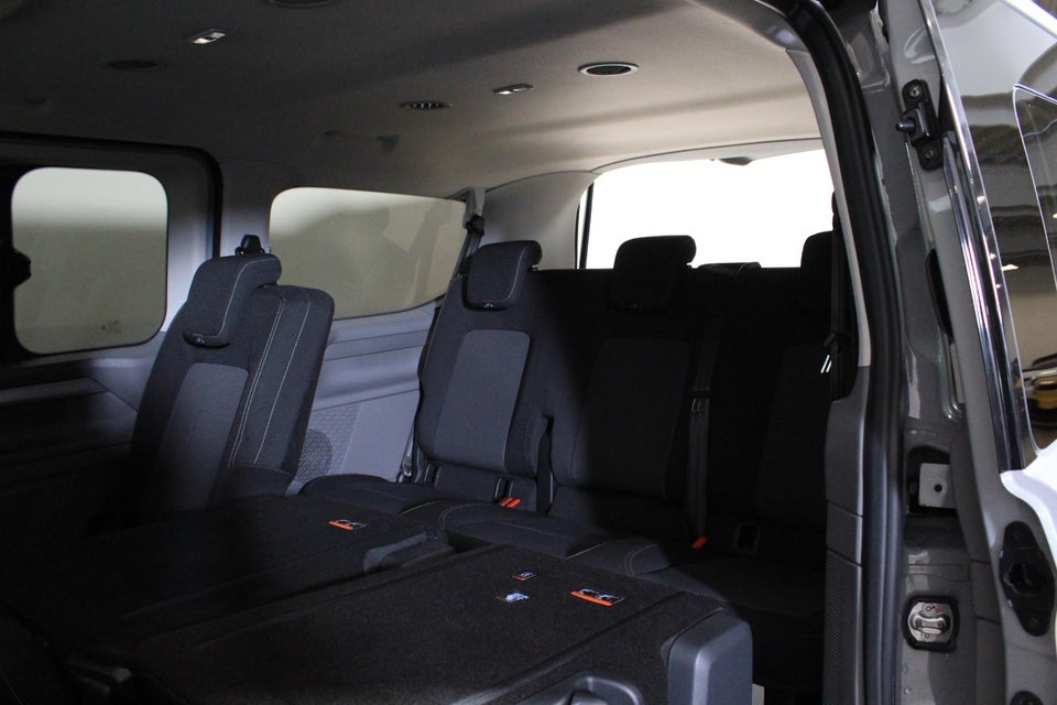 VW e-Caravelle 64 Style SWB