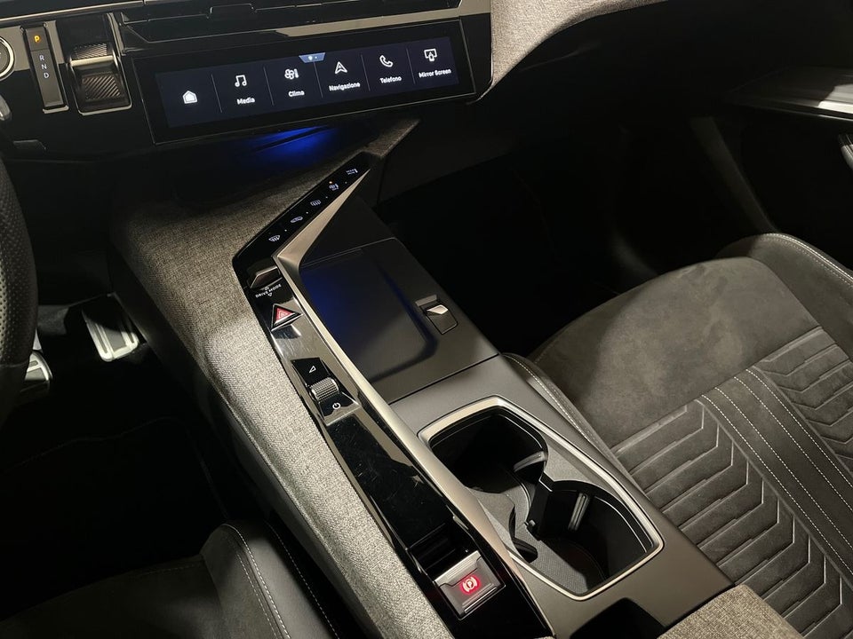 Peugeot e-3008 77 GT Pack 5d