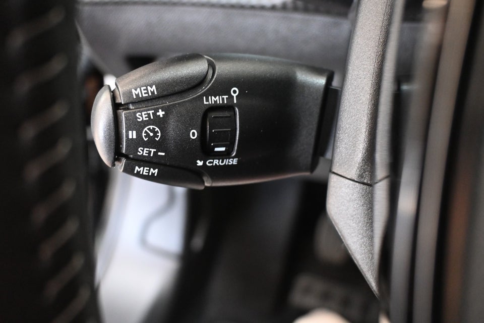Peugeot 2008 1,2 PureTech 100 Selection 5d
