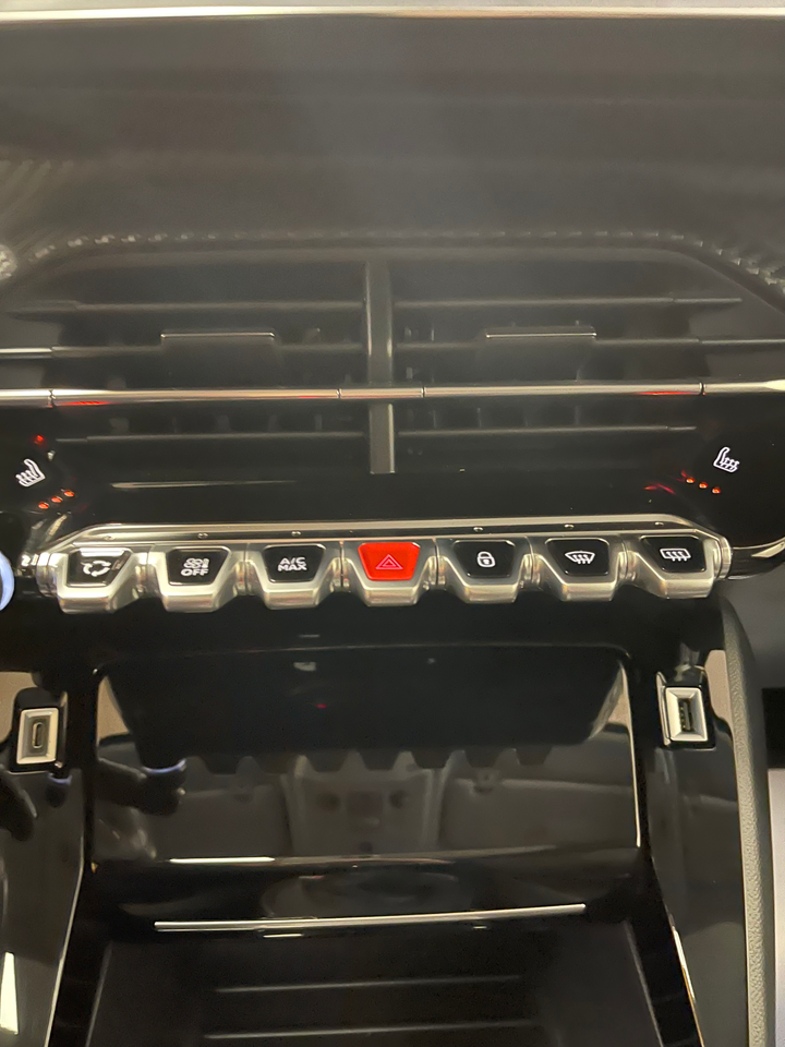 Peugeot 208 1,2 PureTech 100 Allure Sky 5d