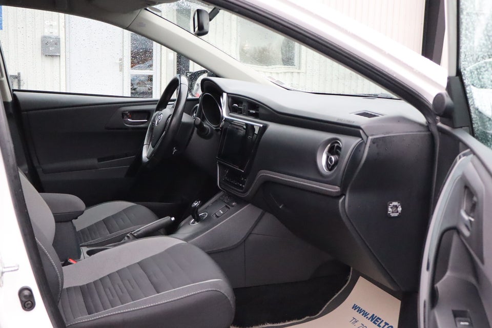 Toyota Auris 1,8 Hybrid Executive CVT 5d