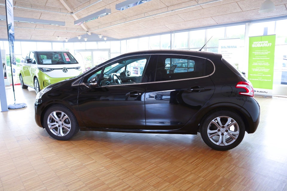 Peugeot 208 1,2 VTi Allure Sky 5d