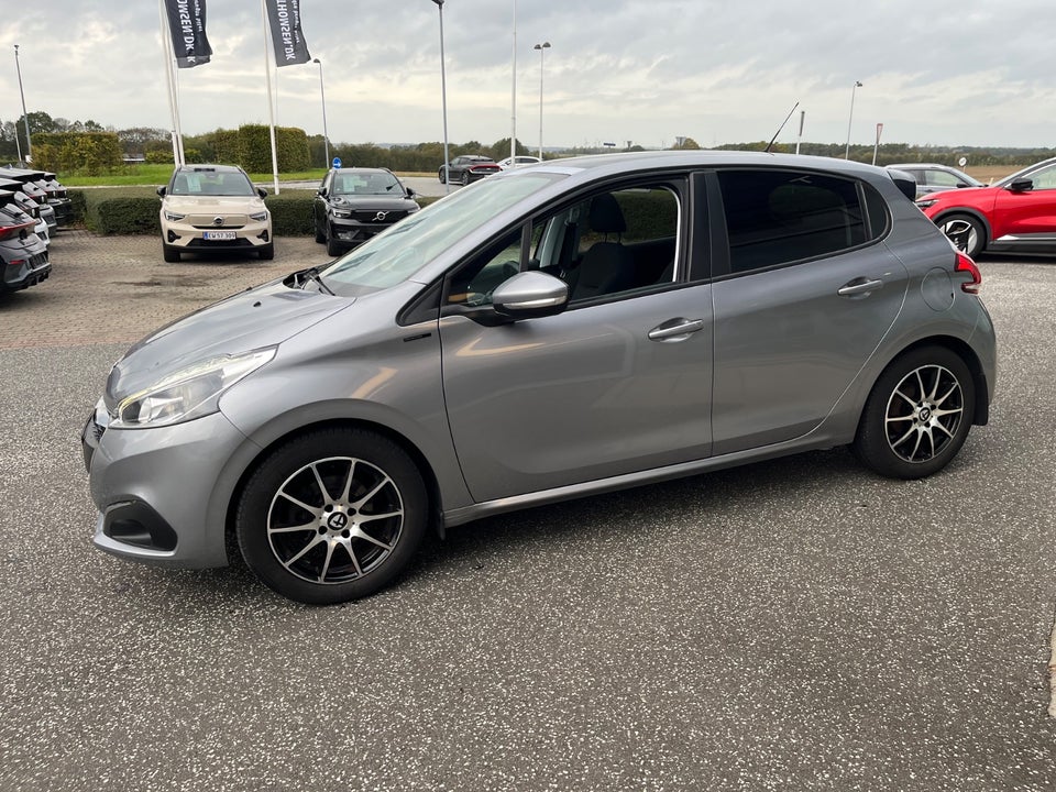 Peugeot 208 1,2 PureTech 82 Signature Sky 5d