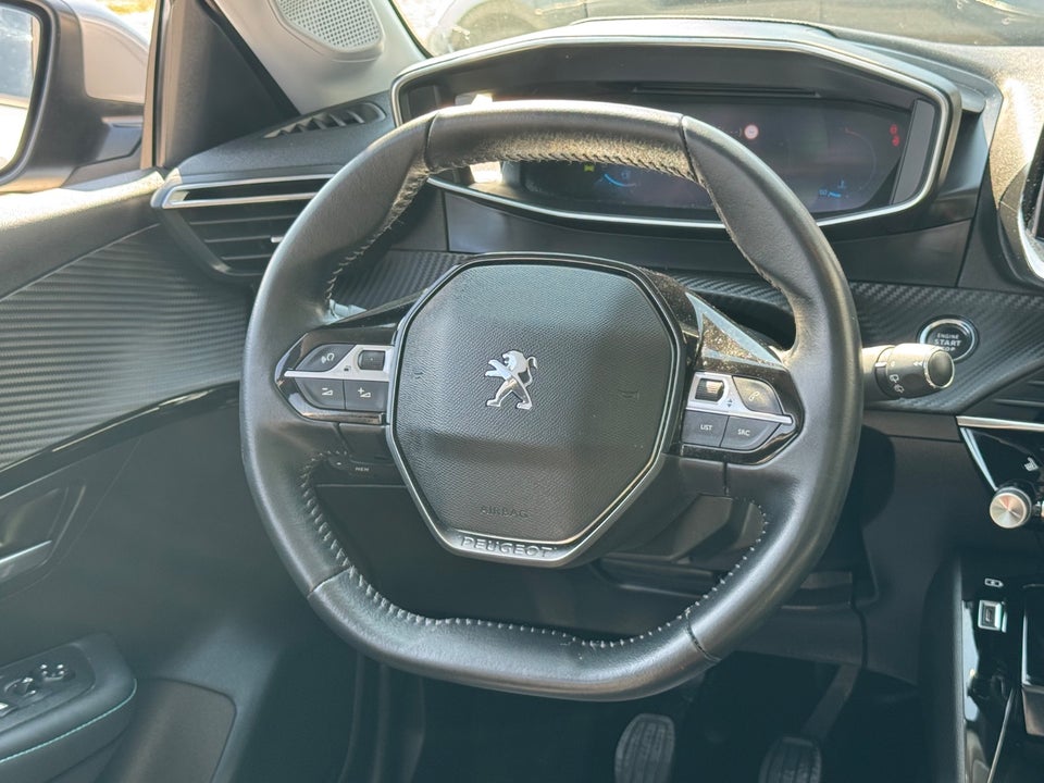 Peugeot 208 1,2 PureTech 100 Allure Sky 5d