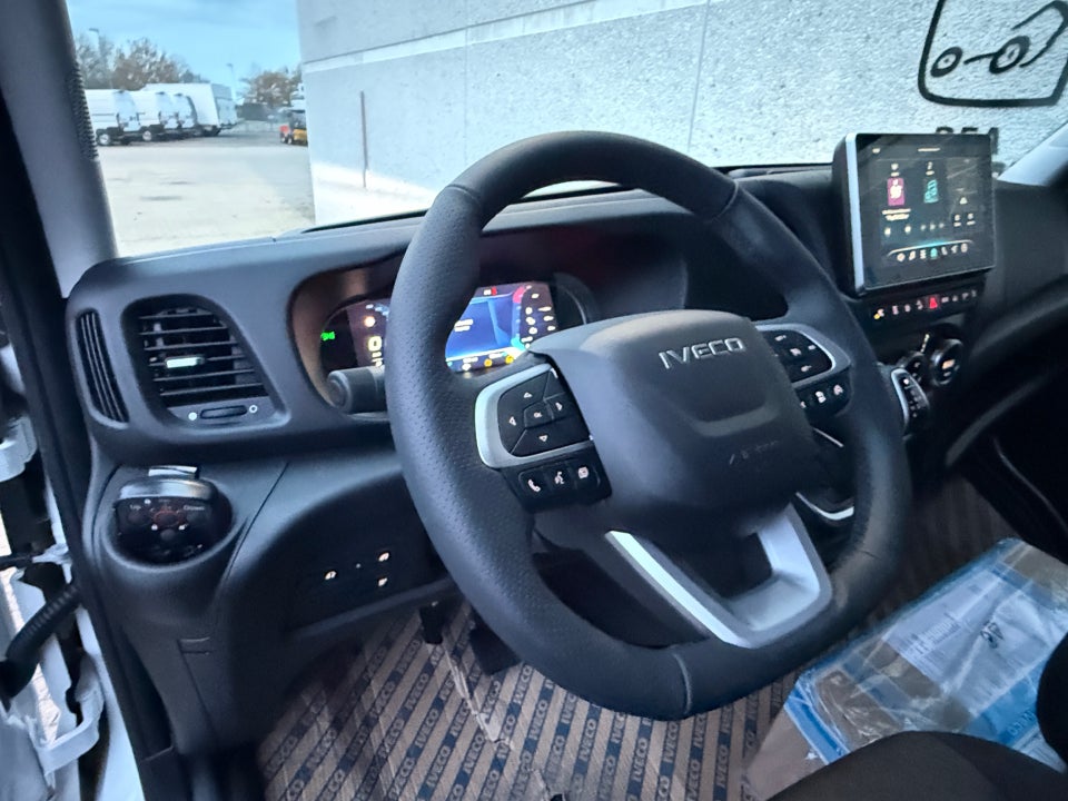 Iveco Daily 3,0 35S18 4100mm Box m/lift AG8