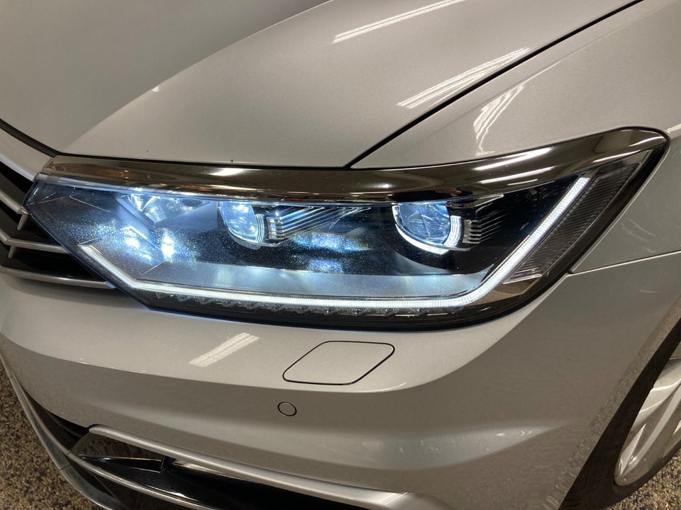 VW Passat 2,0 TSi 280 R-line Variant DSG 4Motion 5d