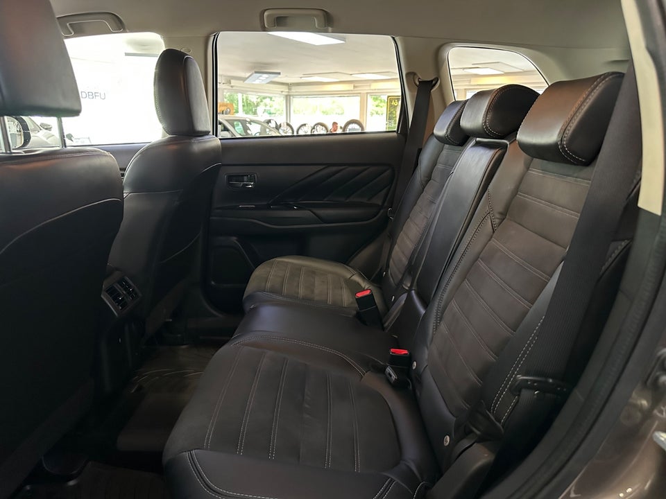 Mitsubishi Outlander 2,4 PHEV Invite CVT 4WD 5d