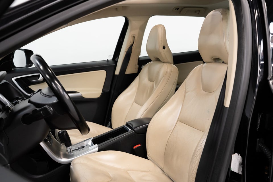 Volvo XC60 2,4 D5 215 Summum aut. AWD 5d