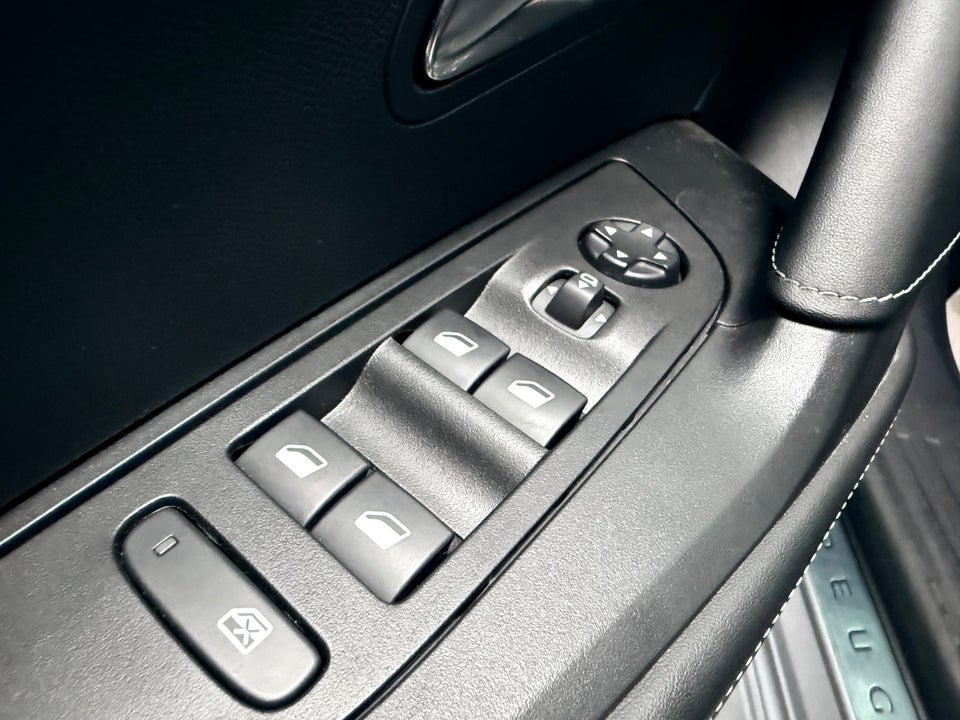 Peugeot e-2008 50 GT 5d