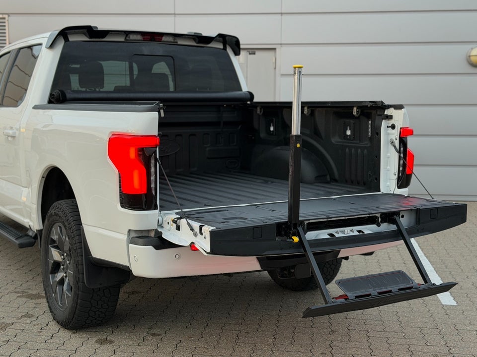 Ford F-150 Lightning Lariat Standard Range 4d