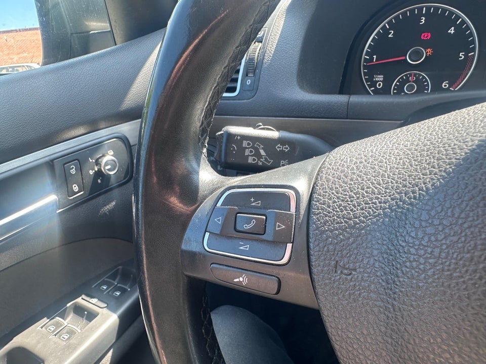 VW Touran 1,6 TDi 105 Comfortline BMT 7prs 5d