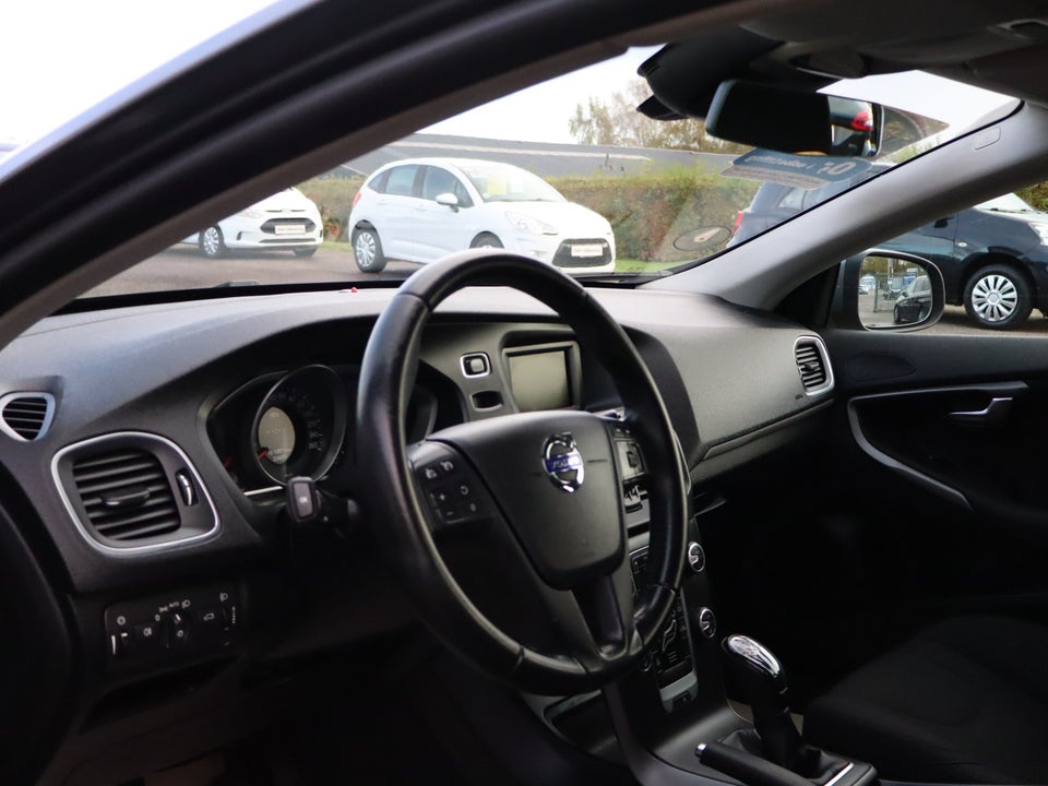 Volvo V40 2,0 D2 120 Momentum Eco 5d