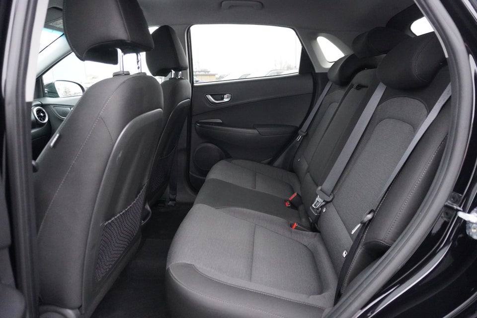 Hyundai Kona 64 EV Essential 5d