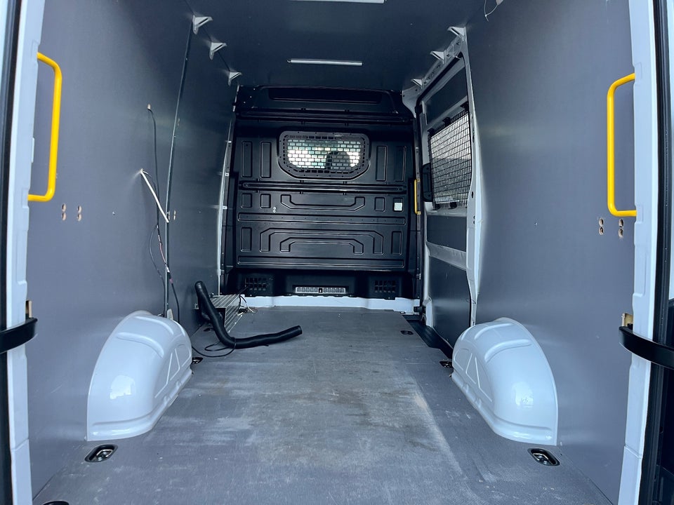 VW Crafter 30 2,0 TDi 140 Kassevogn L3H3 aut.