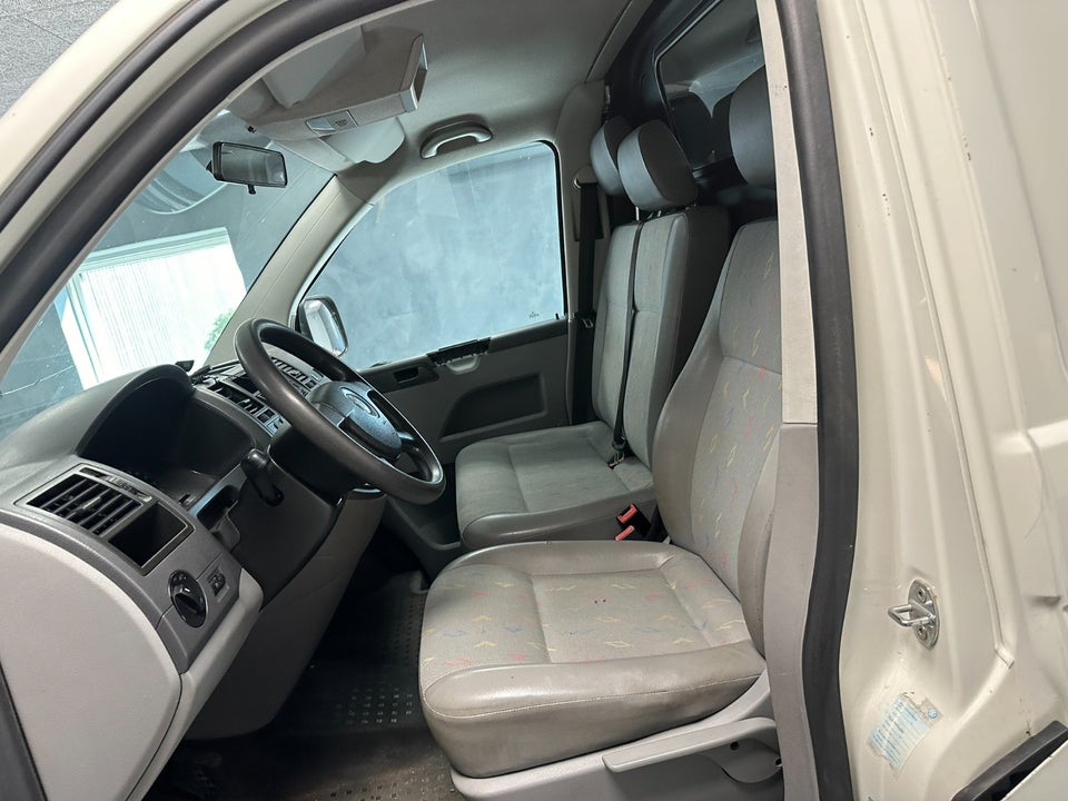 VW Transporter 2,5 TDi 130 kort 5d